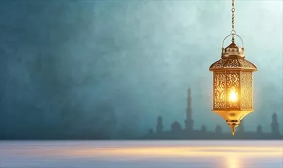 عکس چراغ رمضان با طراحی زیبا بر روی پس زمینه آبی و دلنشین