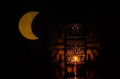 عکس چراغی با شکل ماه بر روی پس زمینه برای جشن مسلمانان در ماه مبارک رمضان