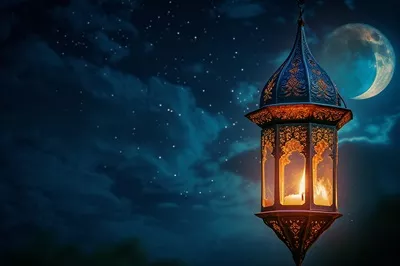 عکس چراغ های اسلامی زیبا با شمع روشن در آسمان شب و ماه هلالی