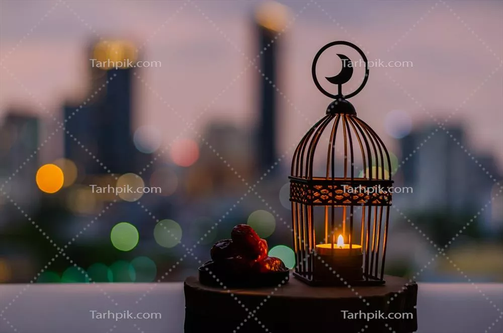 عکس فانوس هایی با نماد ماه و خرما بر روی سینی چوبی در جشن رمضان