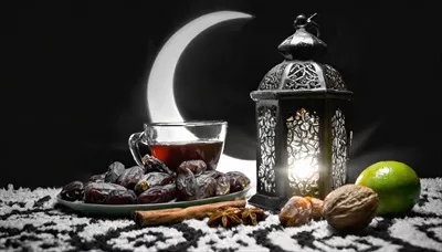 عکس چراغ های سنتی رمضان و عید با ماه هلال و میوه ها بر روی فرش