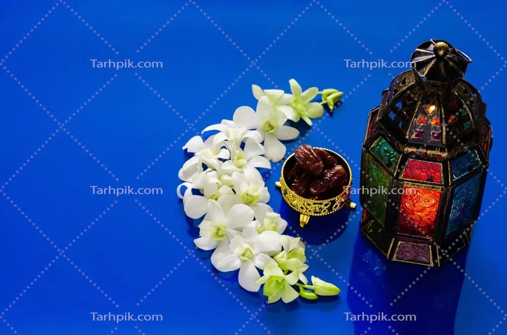 عکس چراغ های زیبا بر روی زمینه آبی با خرما و گل ارکیده برای جشن رمضان
