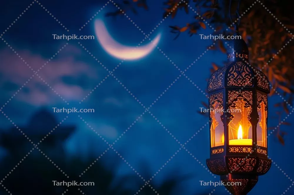 عکس چراغ های اسلامی زیبا با شمع روشن در آسمان شب و ماه هلالی