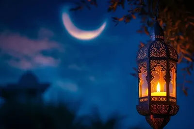 عکس چراغ های اسلامی زیبا با شمع روشن در آسمان شب و ماه هلالی