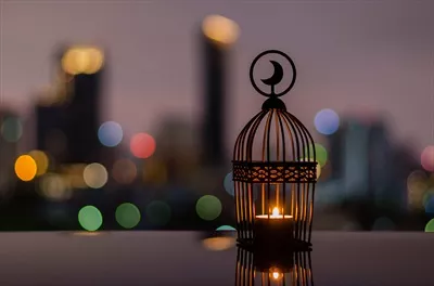 عکس چراغ های زیبا در آسمان غروب و نورهای شهر برای جشن رمضان