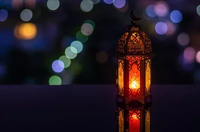 عکس چراغ های زیبا در آسمان شب و نورهای شهر برای جشن رمضان