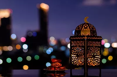 عکس چراغ های زیبا و بشقاب کوچک خرما در شب رمضان با نورهای شهر
