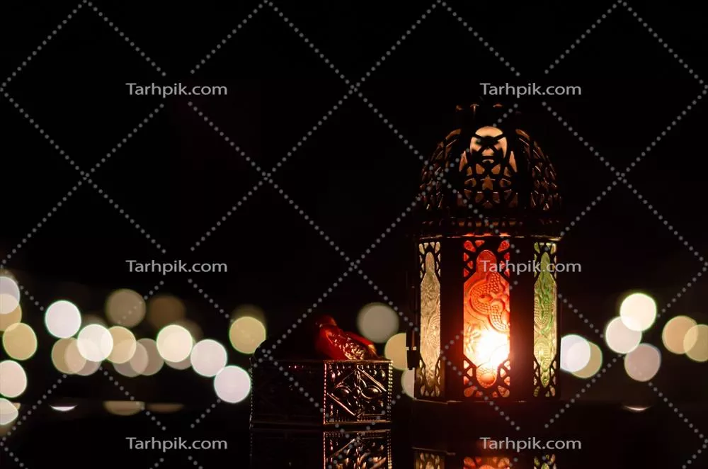 عکس چراغ های زینتی و خرما در پس زمینه ای تاریک برای جشن رمضان
