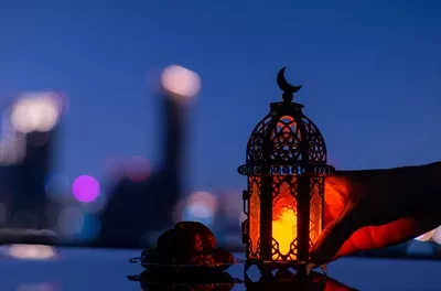 عکس تصویری زیبا از فانوس با نماد ماه و بشقاب خرما در شب رمضان
