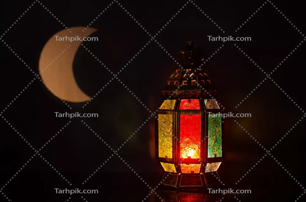 عکس چراغی با شکل ماه بر روی پس زمینه برای جشن مسلمانان در ماه مبارک رمضان