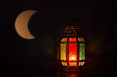 عکس چراغی با شکل ماه بر روی پس زمینه برای جشن مسلمانان در ماه مبارک رمضان