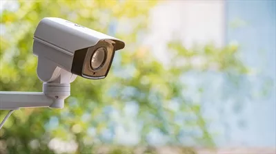 عکس نصب دوربین مداربسته با پوشش ضد آب برای حفاظت از سیستم امنیتی منزل