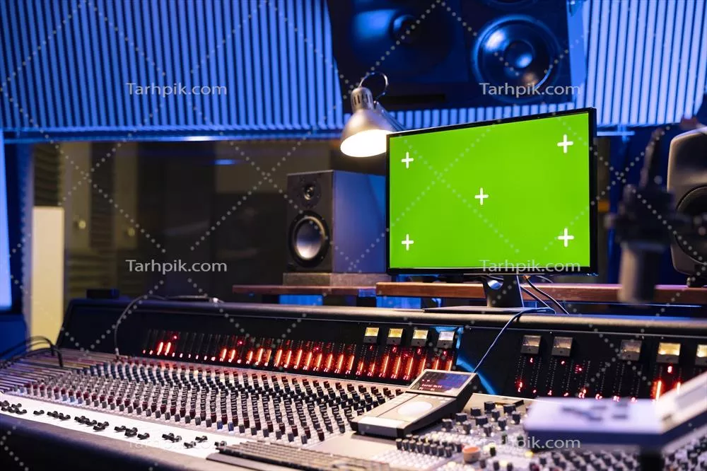 عکس اتاق کنترل حرفه ای استودیو با تجهیزات فنی و صفحه سبز برای تولید موسیقی