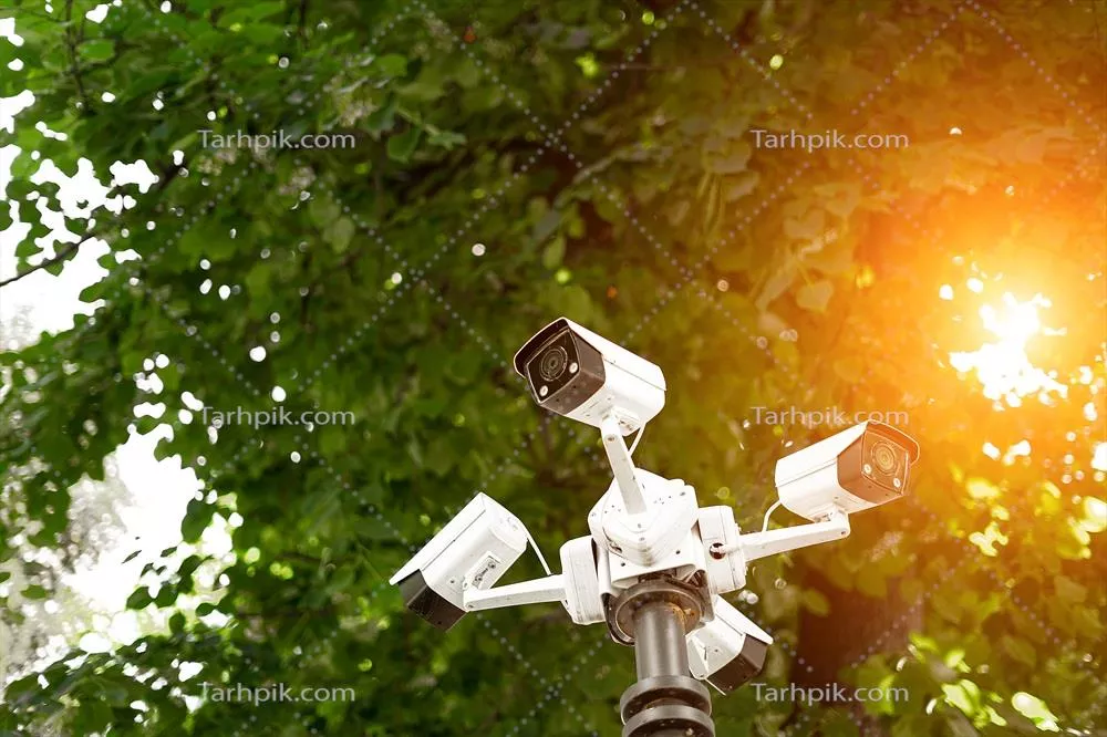عکس سیستم نظارت تصویری بر روی تیرک در پارک با جزئیات نزدیک