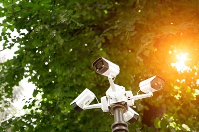 عکس سیستم نظارت تصویری بر روی تیرک در پارک با جزئیات نزدیک