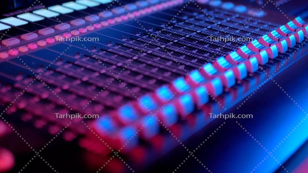 عکس تصویری نزدیک از میکسر صدا با جزئیات دقیق و جذاب