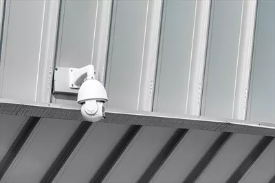 عکس دوربین های امنیتی و CCTV بر روی پس زمینه فلزی: بررسی و تحلیل