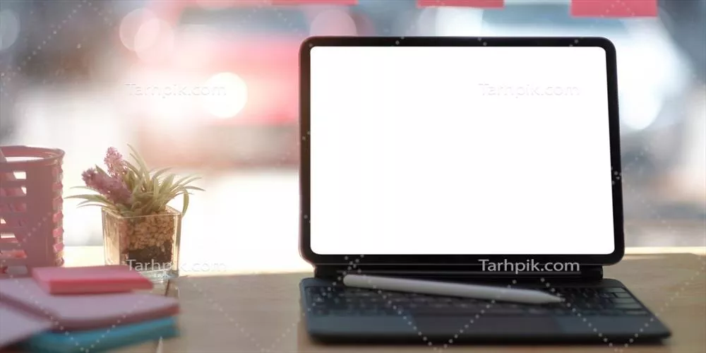 عکس فضای کاری راحت و دلنشین با لپ تاپ و لوازم اداری روی میز چوبی