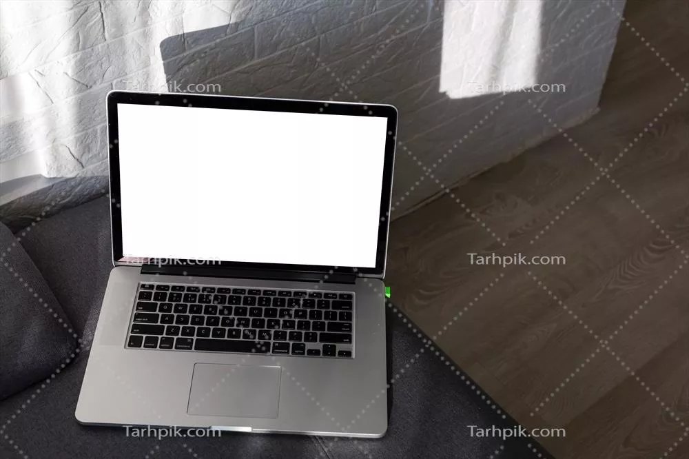 عکس تصویری از لپ تاپ و کامپیوتر در صبحگاه با حال و هوای زندگی مدرن