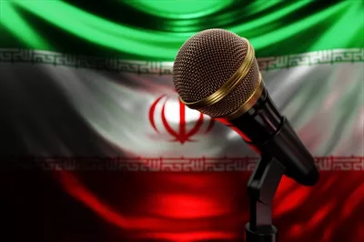 عکس میکروفن در پس زمینه پرچم ملی ایران: تصویر سه بعدی واقعی برای جوایز موسیقی