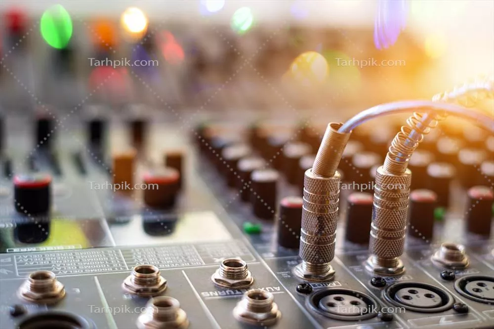 عکس میکسر صدا آنالوگ در اتاق کنترل صدا: تجربه ای بی نظیر از هنر صدا