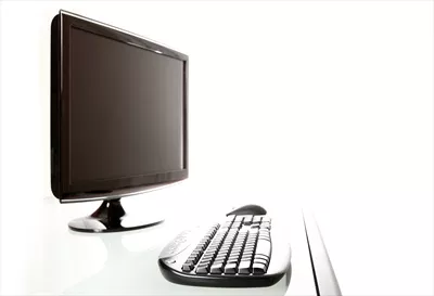 عکس دفتر کار مدرن با کامپیوتر بر روی پس زمینه سفید و طراحی زیبا