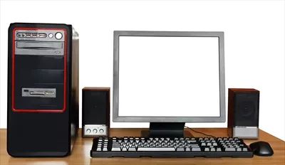 عکس تصویری زیبا از یک کامپیوتر سیاه رنگ بر روی میز چوبی