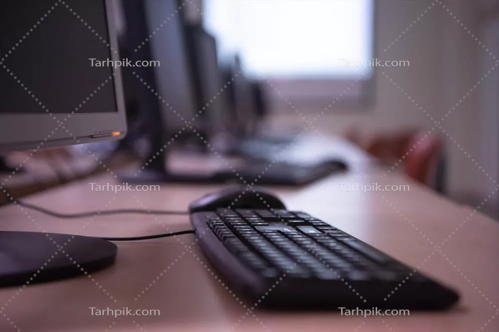 عکس یک دفتر کار مدرن و خالی با طراحی مینیمالیستی و نور طبیعی