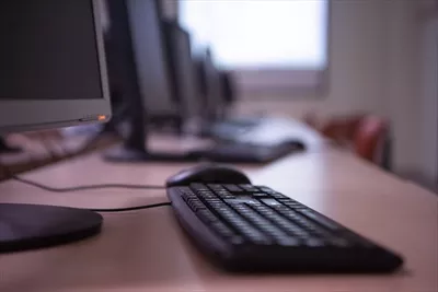 عکس یک دفتر کار مدرن و خالی با طراحی مینیمالیستی و نور طبیعی