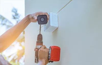 عکس نصب دوربین مداربسته با پوشش ضد آب برای حفاظت از سیستم امنیتی منزل