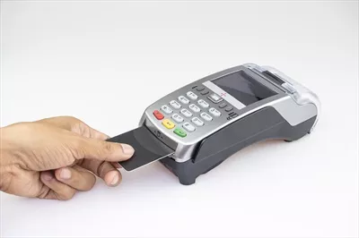 عکس نزدیک به تصویر: مردی که با کارت اعتباری در حال پرداخت آنلاین است