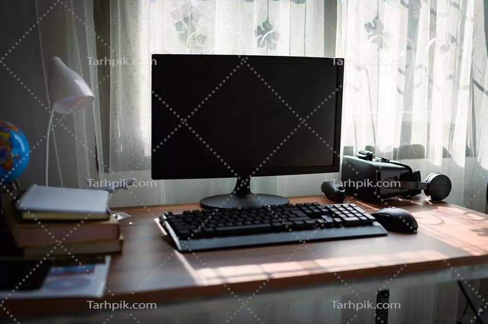 عکس مدیریت کسب و کار: مردی در حال استفاده از کامپیوتر در محیط کار