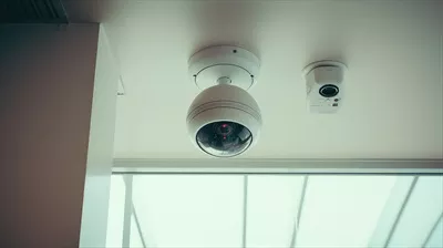 عکس تصویری از دوربین مداربسته هوشمند در محیط اداری با جزئیات دقیق