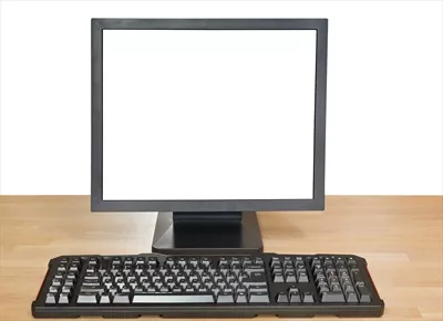 عکس نمایشگر مشکی با صفحه برش خورده و کیبورد - طراحی مدرن و جذاب