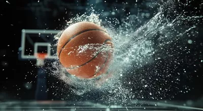 عکس لحظه هیجان انگیز پرتاب توپ بسکتبال به داخل آب در حین بازی