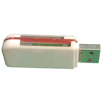 عکس دوربری خواننده کارت USB قدیمی با ظاهری زنگ زده و فرسوده
