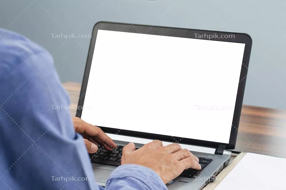 عکس تصویری از یک کیبورد و صفحه نمایش کامپیوتر در محیط اداری