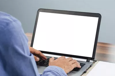 عکس تصویری از یک کیبورد و صفحه نمایش کامپیوتر در محیط اداری