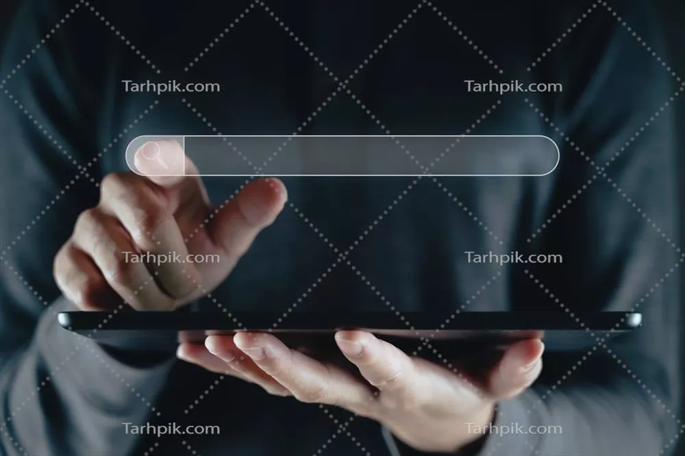 عکس مردی که با تبلت به جستجوی اطلاعات در اینترنت می پردازد