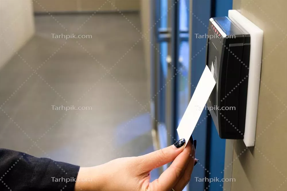 عکس زنی که با کارت RFID به فضای اداری دسترسی پیدا می کند