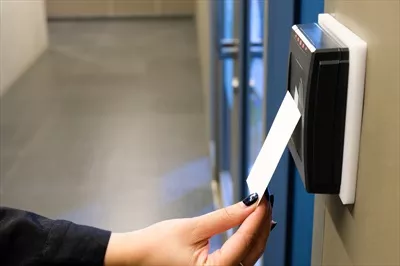 عکس زنی که با کارت RFID به فضای اداری دسترسی پیدا می کند