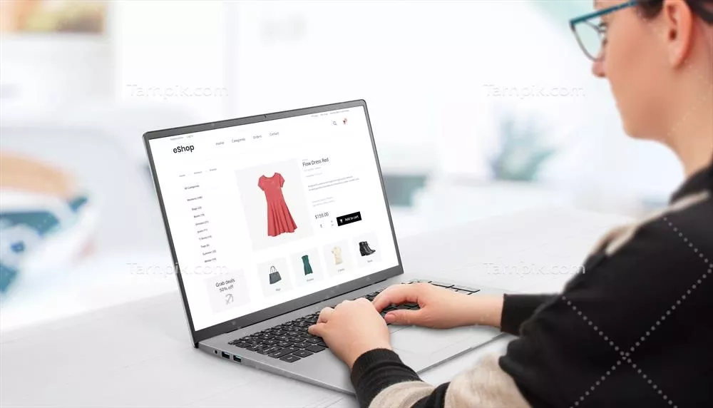 عکس زنان در حال خرید آنلاین لباس با استفاده از لپ تاپ و وب سایت های تجارت الکترونیک