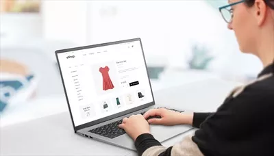 عکس زنان در حال خرید آنلاین لباس با استفاده از لپ تاپ و وب سایت های تجارت الکترونیک