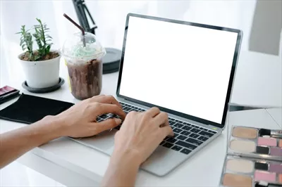عکس تصویری زیبا از یک زن در حال خرید آنلاین با لپ تاپ و وب سایت های مختلف