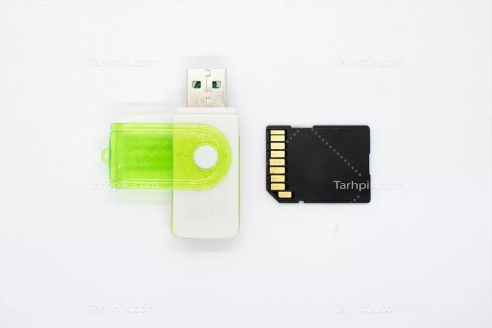 عکس دستگاه خواننده کارت USB برای انتقال داده از کارت های SD و میکرو SD به کامپیوتر