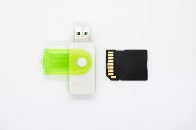 عکس دستگاه خواننده کارت USB برای انتقال داده از کارت های SD و میکرو SD به کامپیوتر