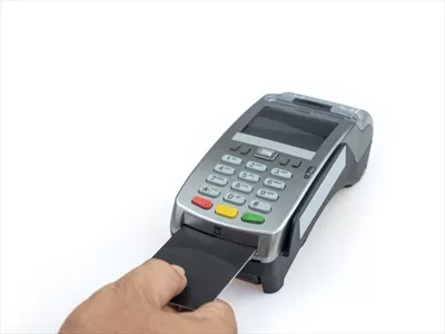 عکس ترمینال پرداخت با کارت اعتباری بر روی پس زمینه سفید و مفهوم مالی