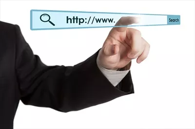 عکس دست مردانه ای که بر روی نوار آدرس کلیک می کند و دنیای دیجیتال را کشف می کند