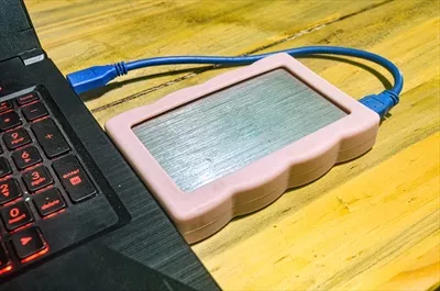عکس هارد دیسک اکسترنال متصل به لپ تاپ از طریق کابل USB