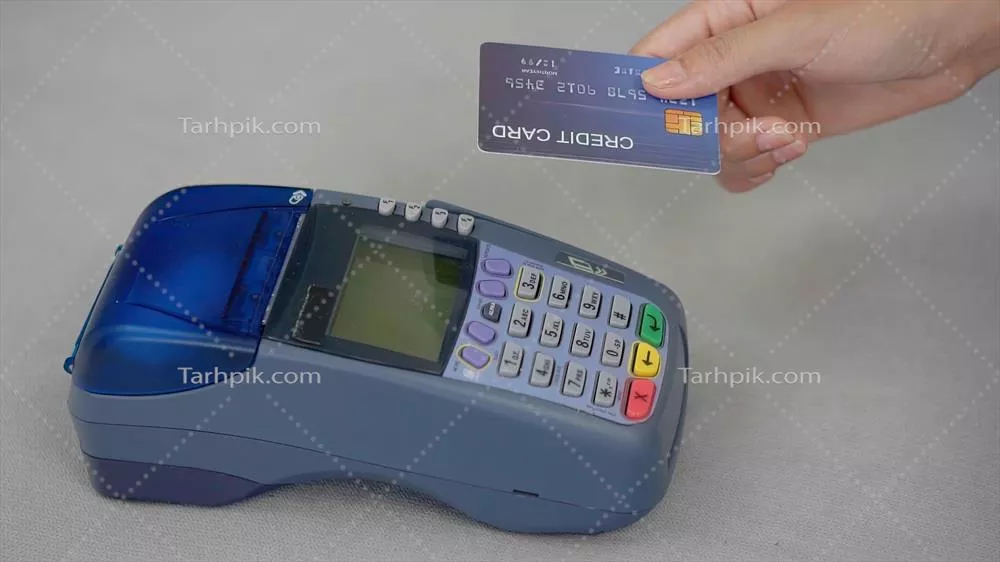 عکس تصویری نزدیک از دست در حال کشیدن کارت اعتباری برای خرید